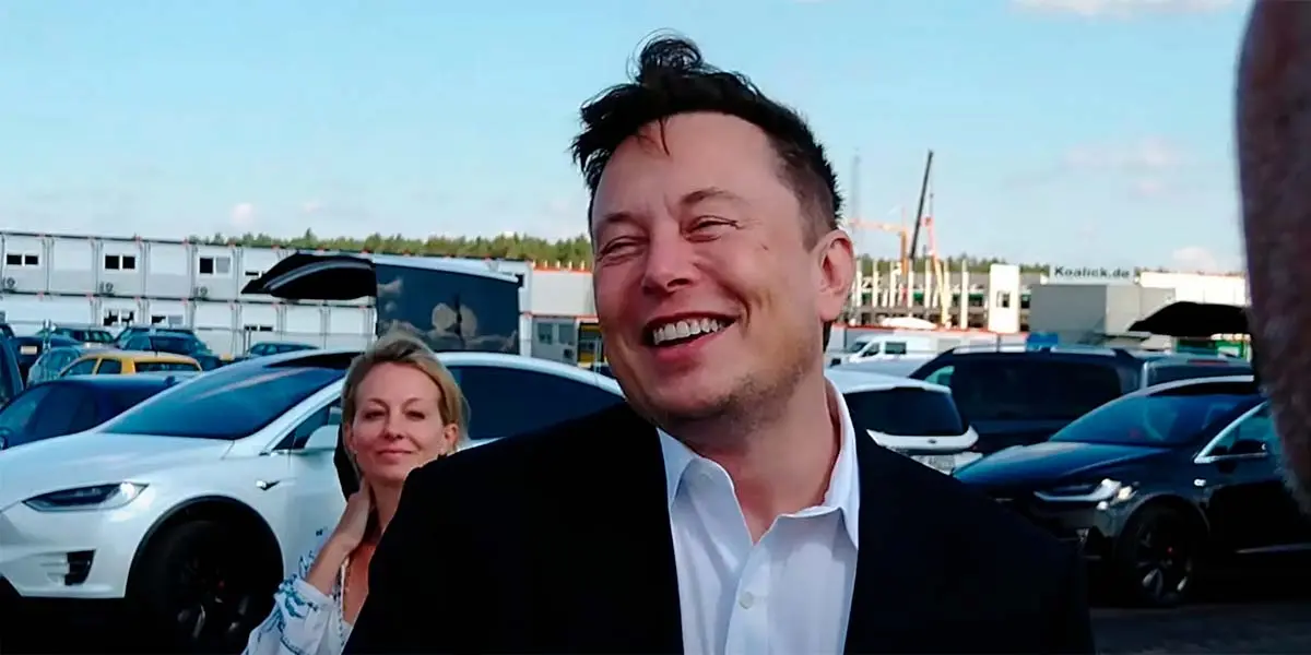 Elon Musk visitando las obras de la Gigafactory 4 en Alemania