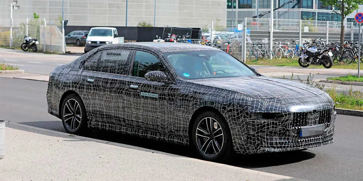 Foto BMW i7 por la calle