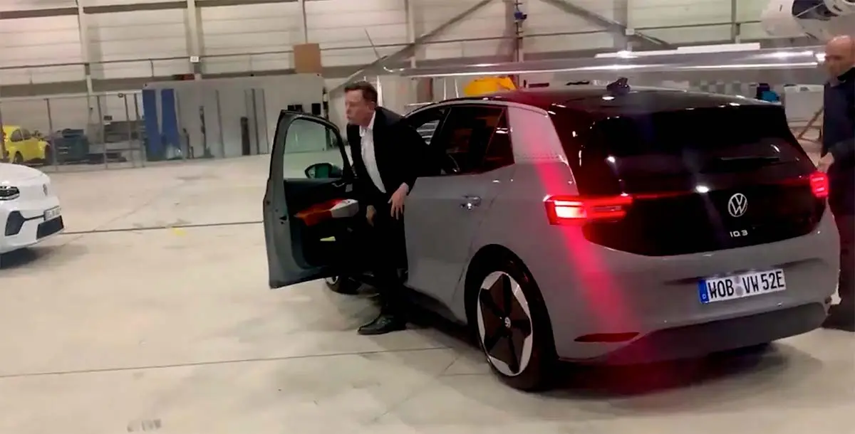 Elon Musk bajando del Volkswagen ID.3 tras probarlo.