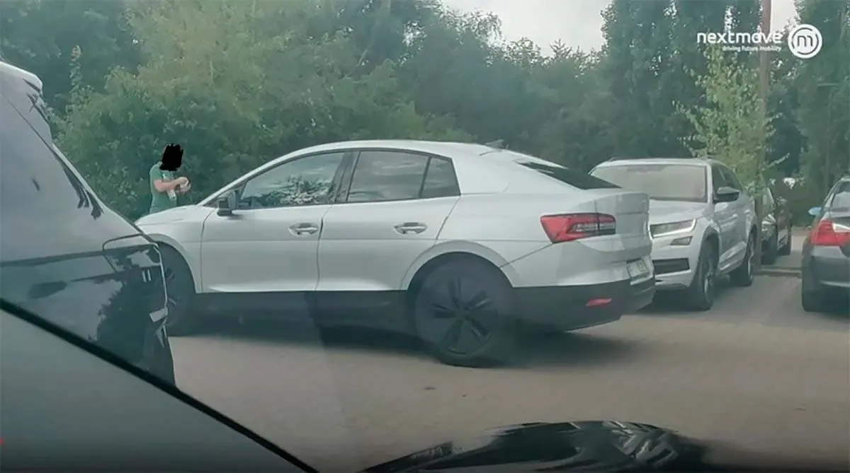 Foto del Skoda Enyaq IV coup&eacute; visto en la calle