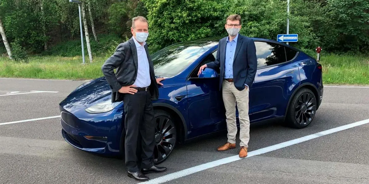 El CEO de Volkswagen, Hebert Diess posando con un Tesla Model Y