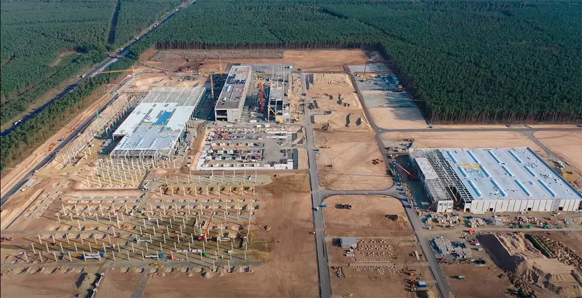 Foto a&eacute;rea de la situaci&oacute;n de las obras de la Gigafactory 4 de Tesla en Alemania en septiembre de 2020