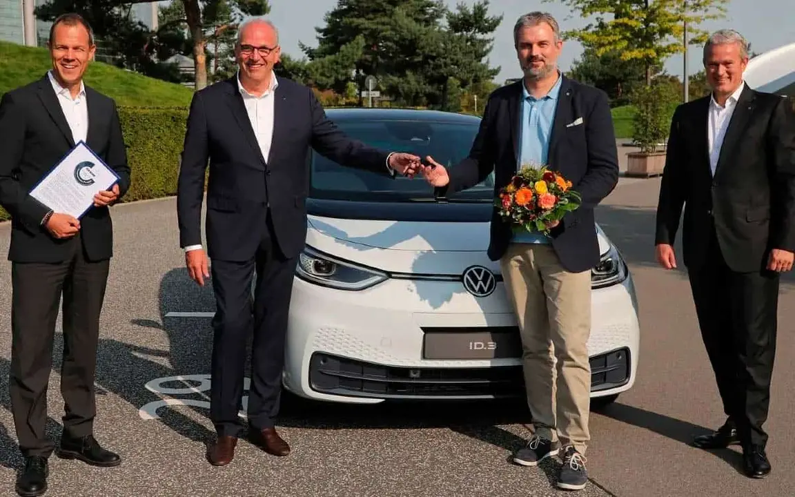 Foto donde se hace entrega del primer Volkswagen ID.3 en Alemania