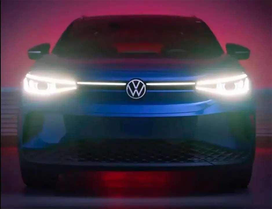 Foto del frontal del Volkswagen ID.4 con las luces encendidas