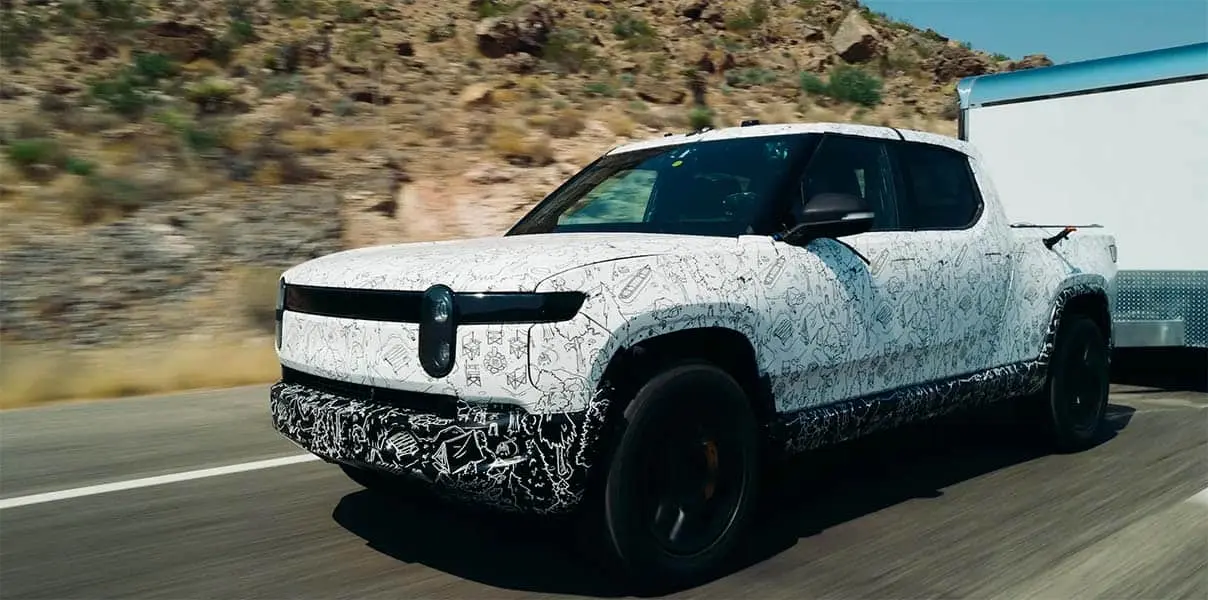 foto de la Rivian R1T remolcando y haciendo una prueba de calor