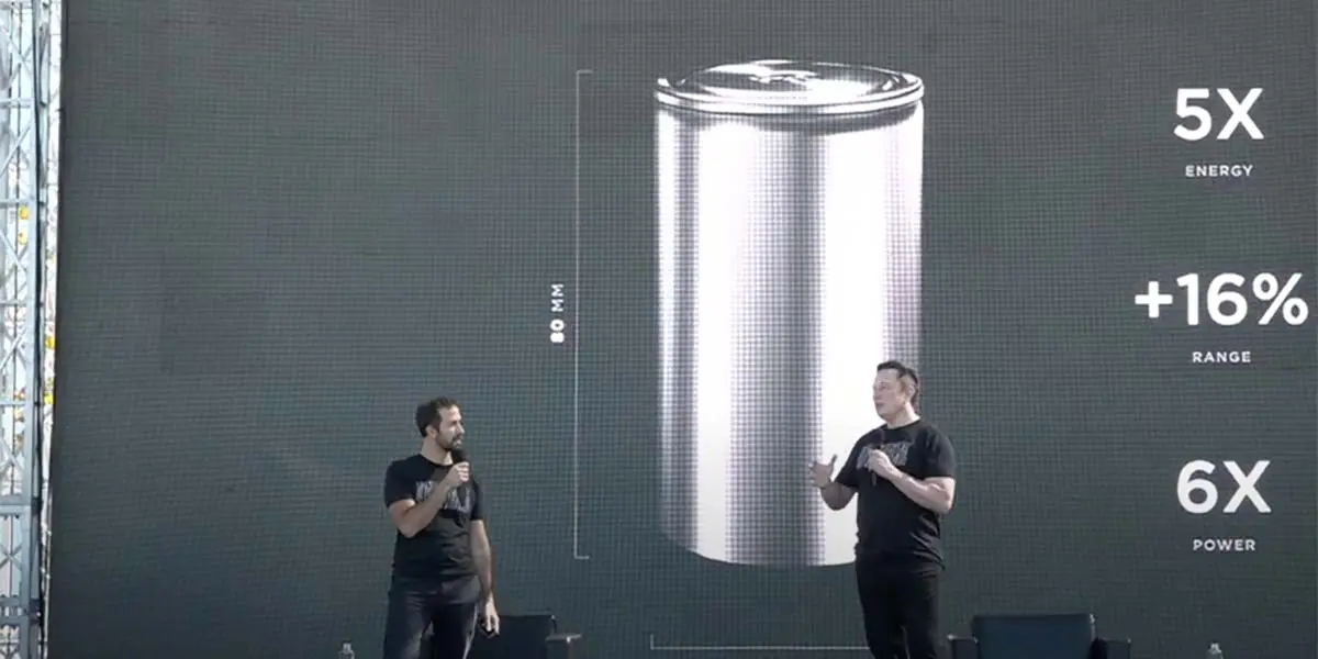 Elon Musk presentando las nuevas celdas de bater&iacute;a de Tesla