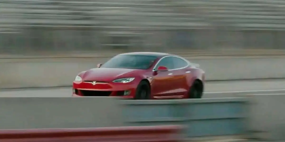 Foto del Tesla Model S Plaid en circuito