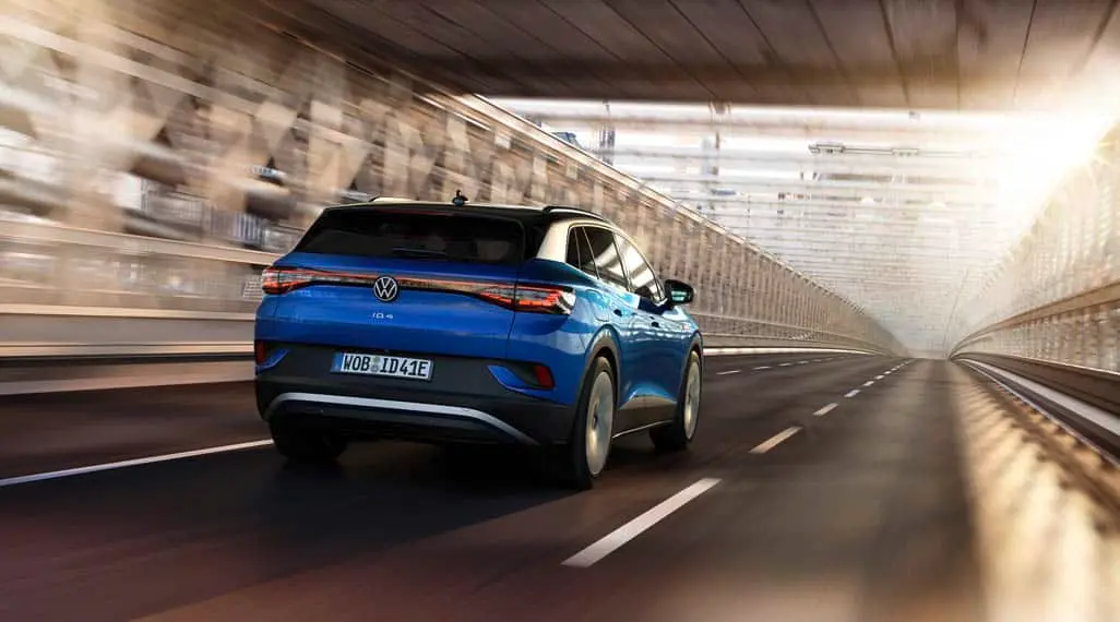 volkswagen-id-4_trasera-movimiento