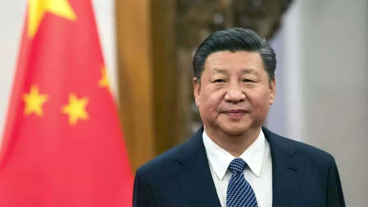 Foto del presidente de China, Xi Jinping con la bandera de China en el fondo