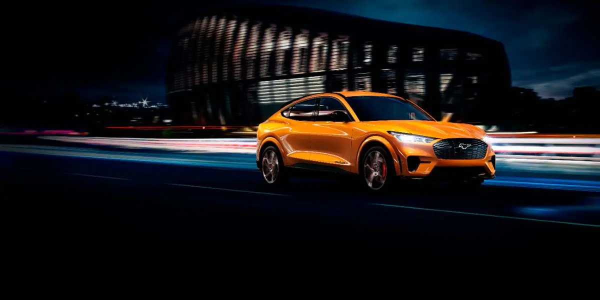 Foto del Ford Mustang Mach-E GT en color naranja