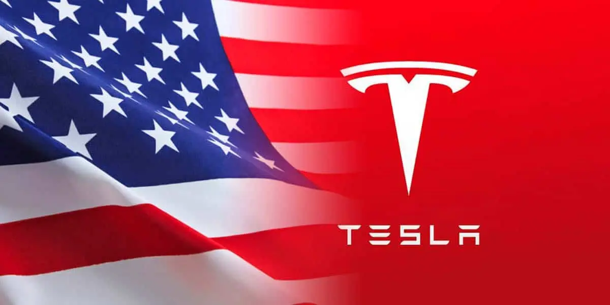 Foto de la bandera de Estados Unidos y de fondo el logo de Tesla