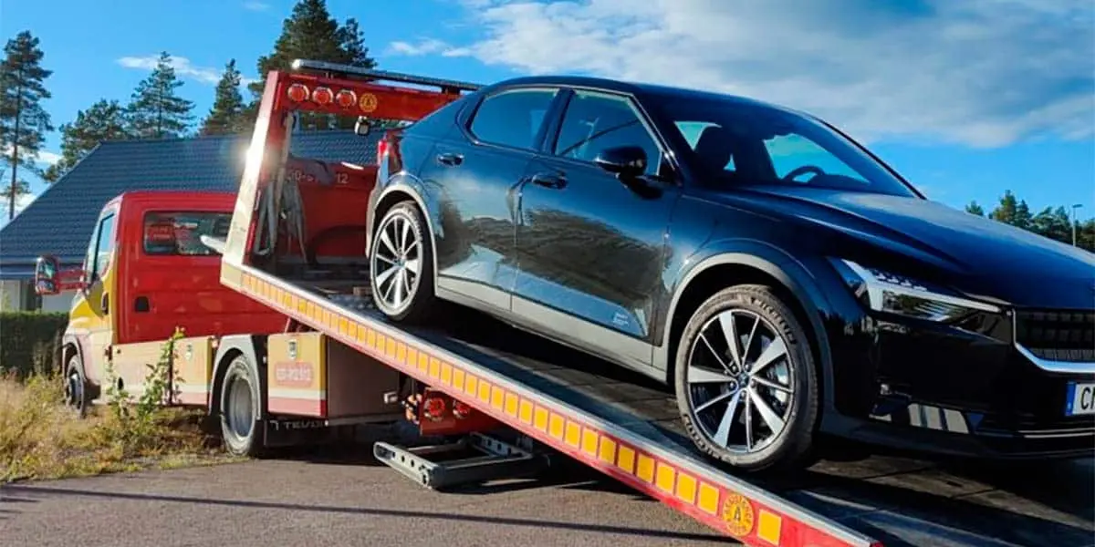 Polestar 2 subido en una gr&uacute;a por aver&iacute;a