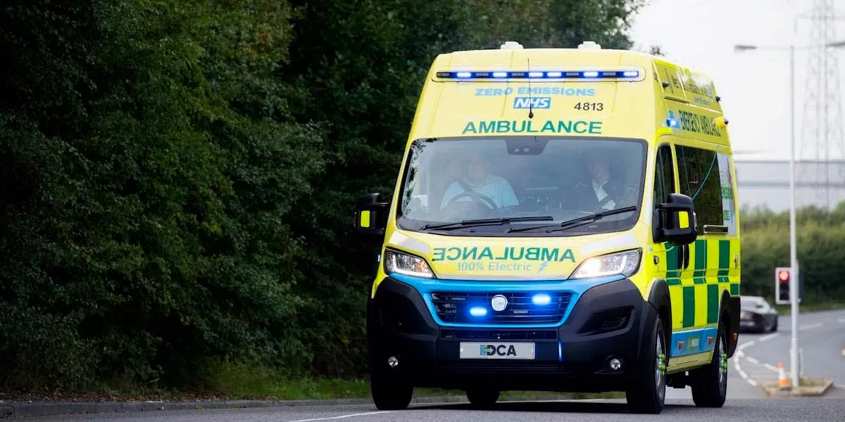 Foto de la primera ambulancia el&eacute;ctrica en Reino Unido