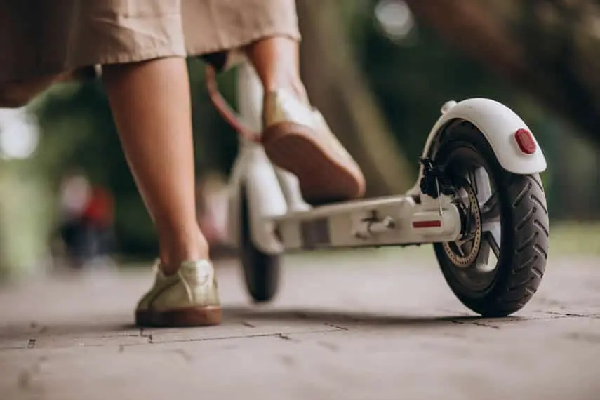 patinete-electrico-mujer