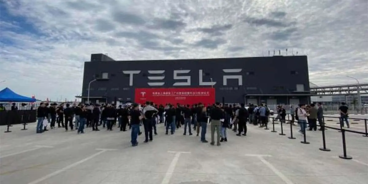 Foto del evento en la Gigafactory de Tesla en China por la exportaci&oacute;n del Model 3 a Europa