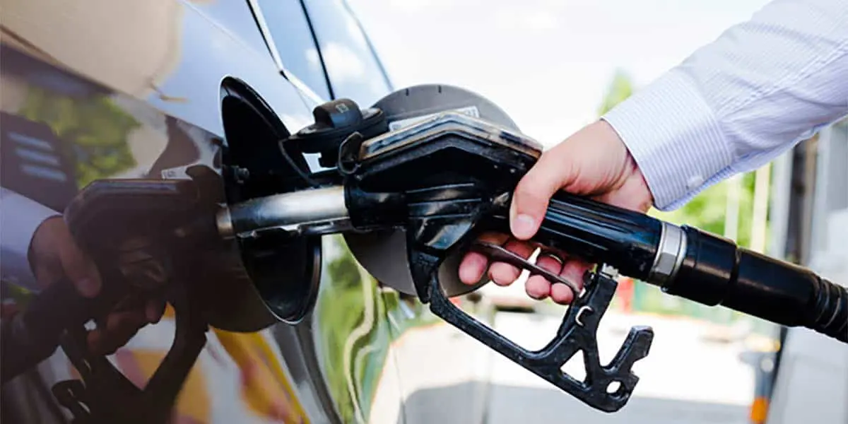Foto de una persona echando gasolina en un coche