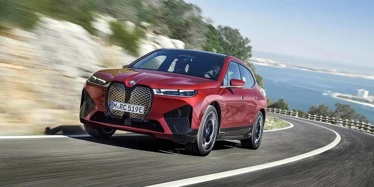 Foto del nuevo BMW iX en color rojo