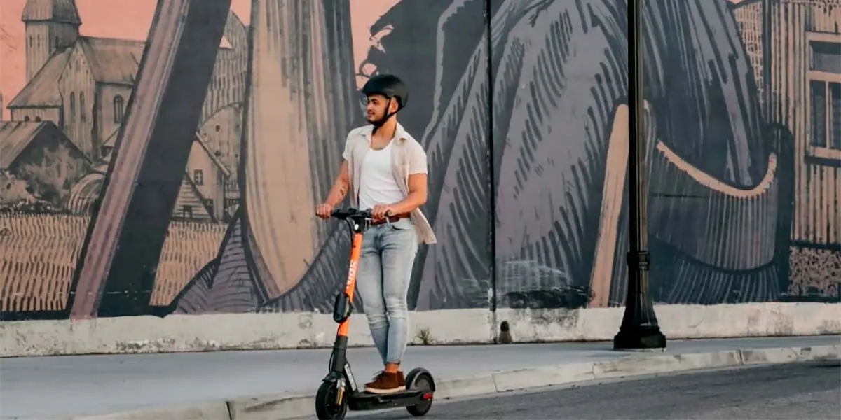 Foto de los patinetes el&eacute;ctricos que usa Ford en su empresa Spin
