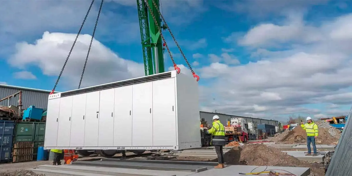 Megapack de Tesla en proceso de montaje
