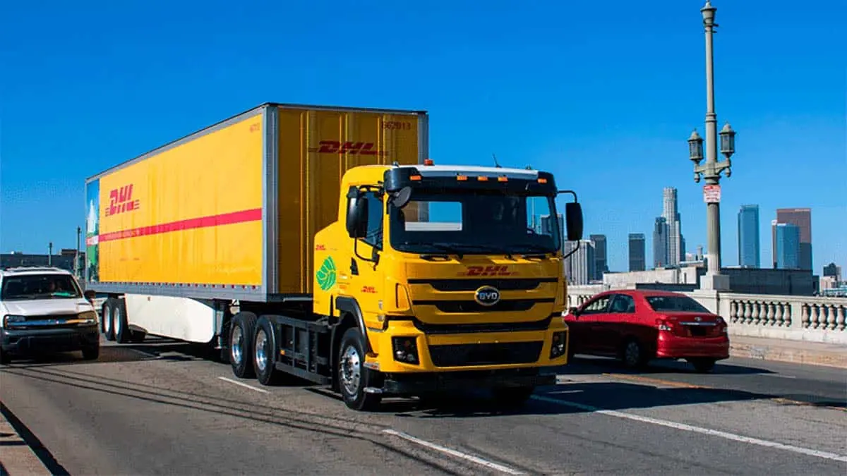 Foto del cami&oacute;n el&eacute;ctrico de BYD utilizado por DHL