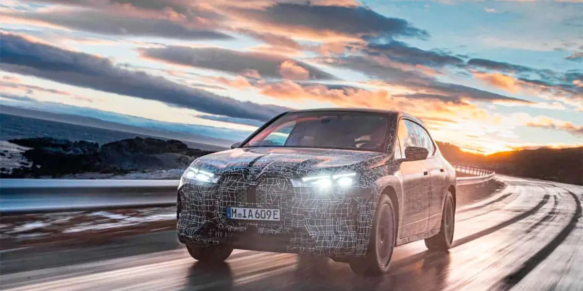 Foto del BMW iX en el Polo Art&iacute;co