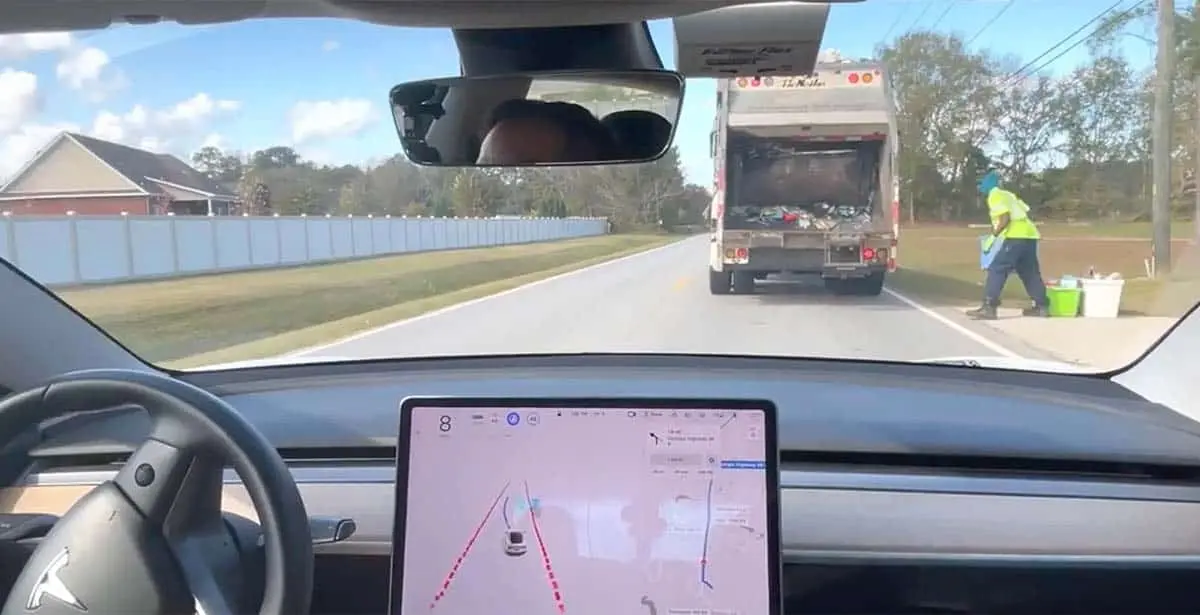 Foto donde el Autopilot de Tesla procede a adelantar a un cami&oacute;n de basura