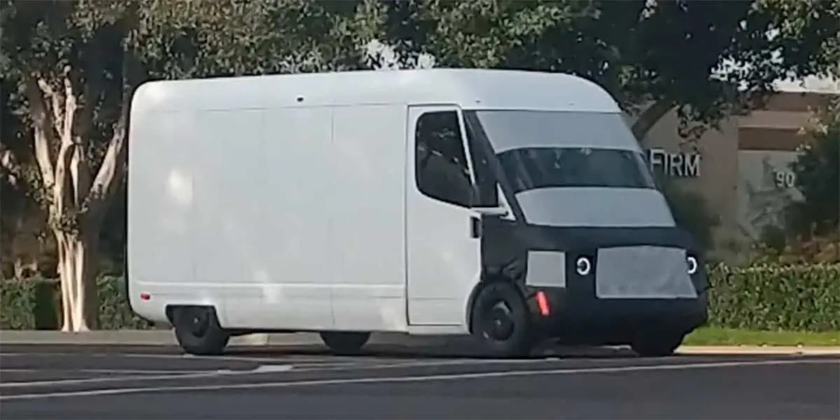 Furgoneta de Rivian para Amazon con camuflaje