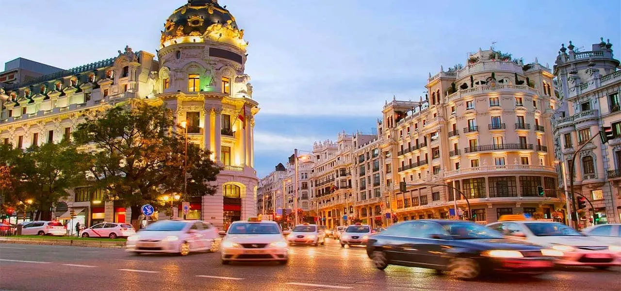 Foto del centro de Madrid con mucho tr&aacute;fico