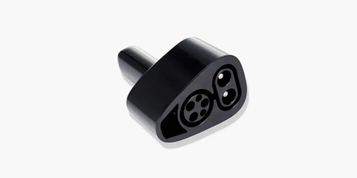 Foto del adaptador Tipo 2 de Tesla a CCS Combo
