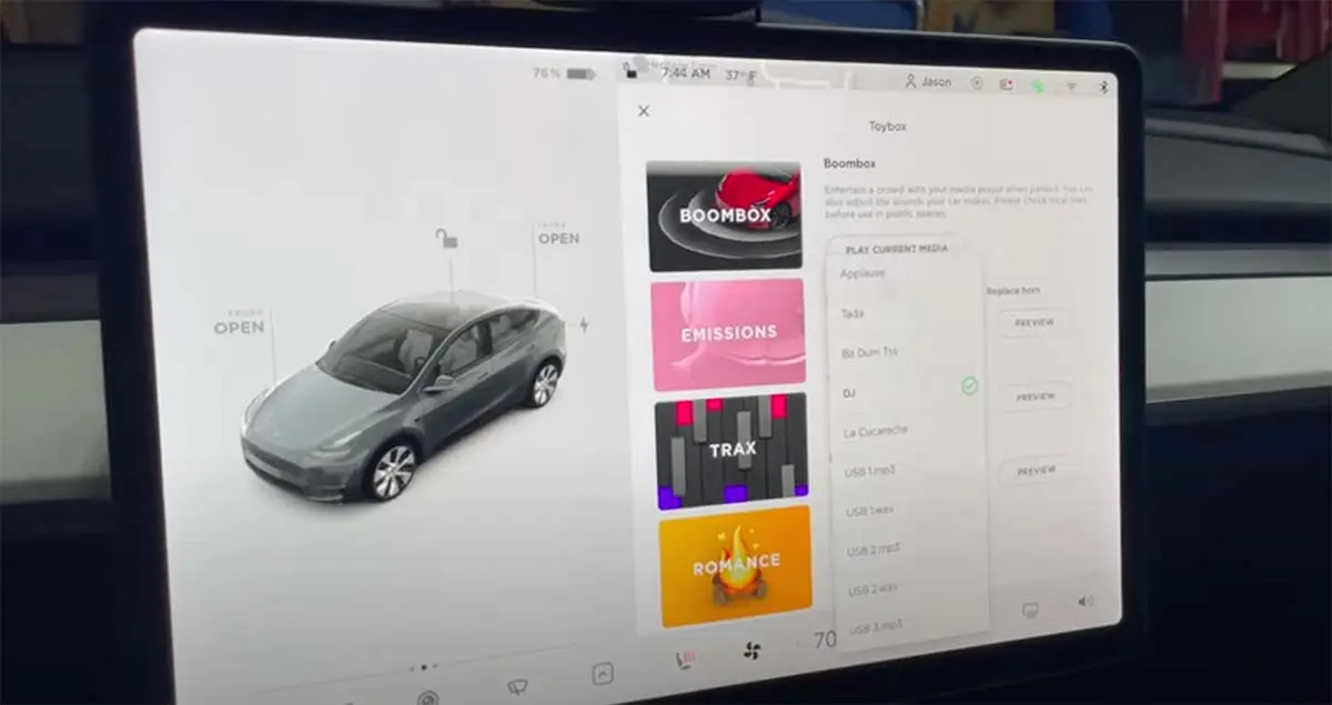 Foto de la actualizaci&oacute;n del software de Tesla para Navidad 2020, versi&oacute;n 2020.48.26