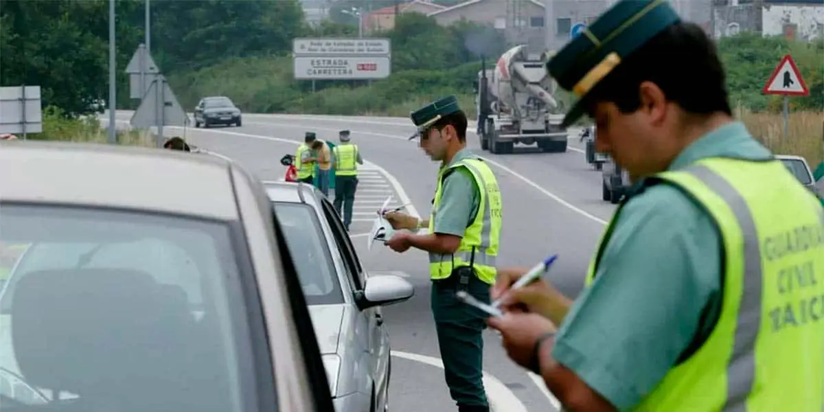 Guardia Civil Tr&aacute;fico multando 