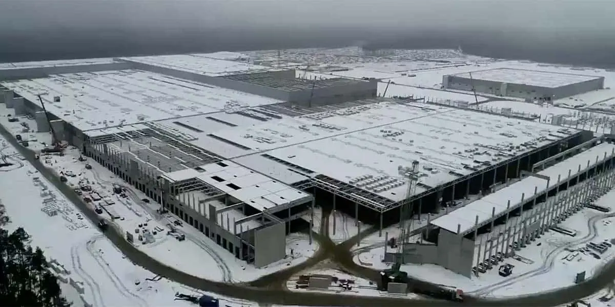 Foto de la Gigafactory de Tesla en Berlin tras una gran nevada