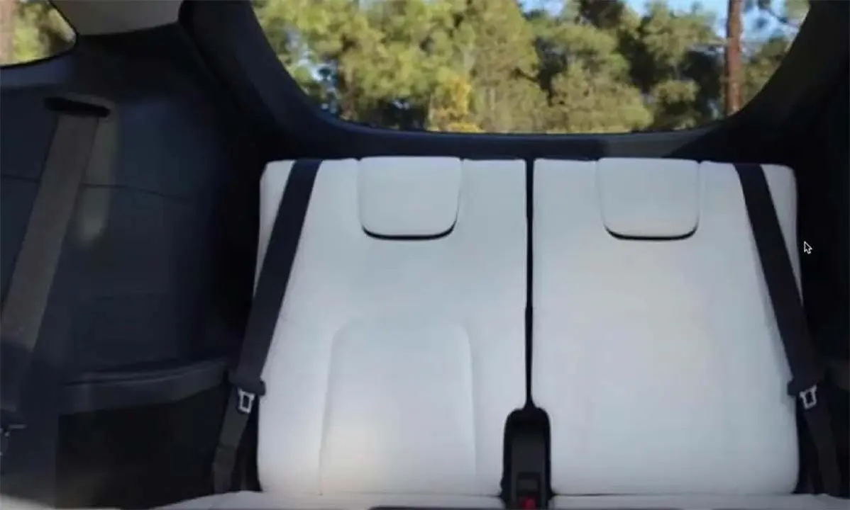 Foto de los asientos traseros de la tercera fila en el Tesla Model Y