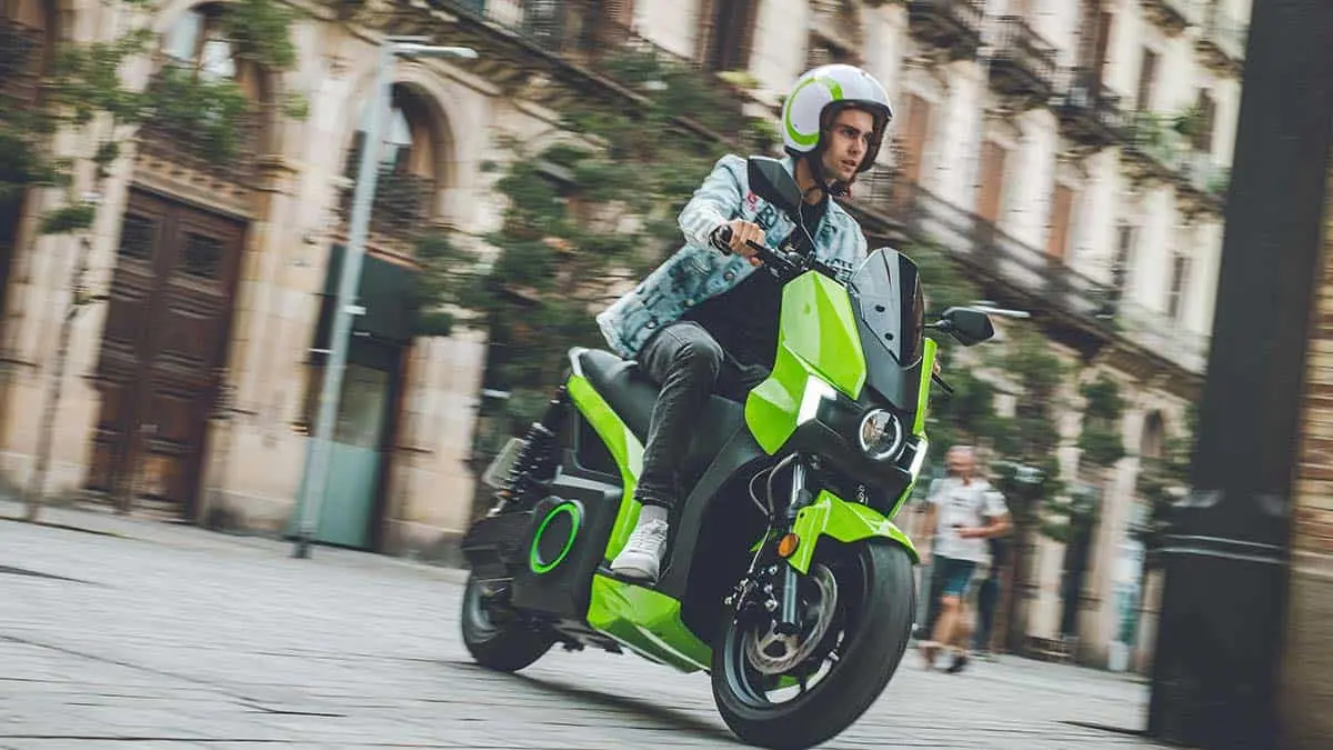 Foto de una moto el&eacute;ctrica de Silence en marcha