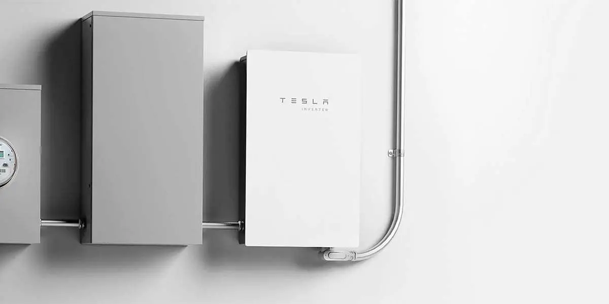 Foto del inversor de energ&iacute;a solar de Tesla