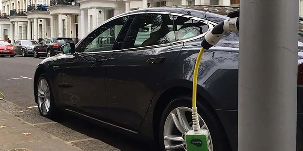 Foto de una farola que tiene un punto de carga para coches el&eacute;ctricos instalado
