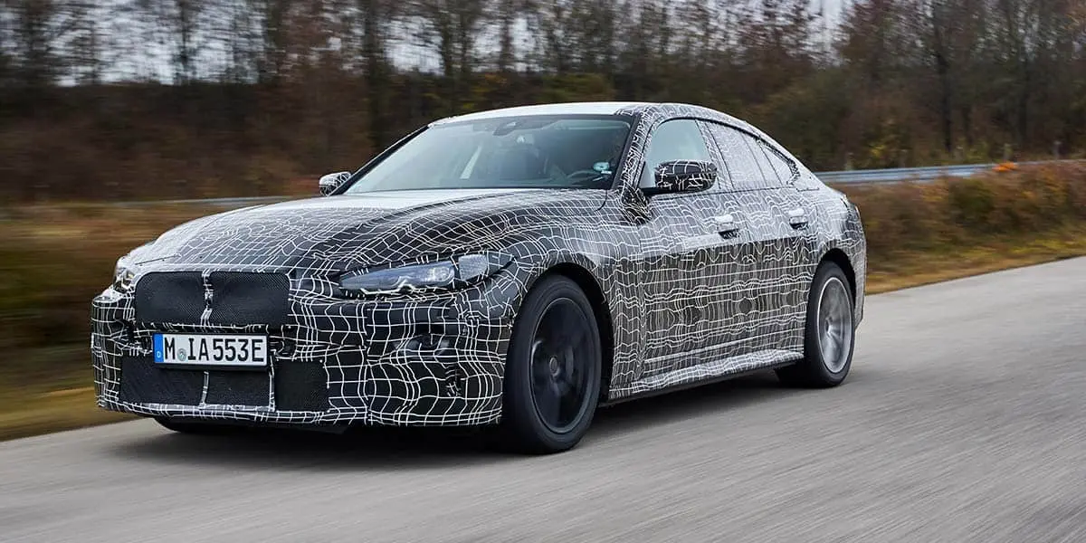 Foto del BMW i4 camuflado en un test