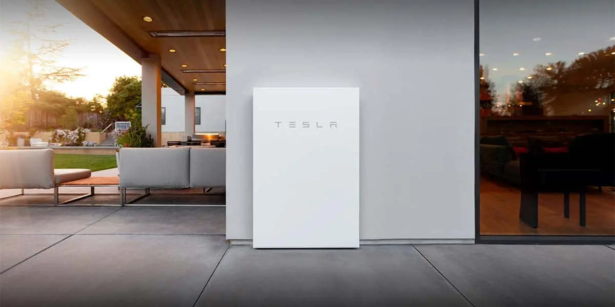Foto de un bater&iacute;a Powerwall de Tesla en una vivienda
