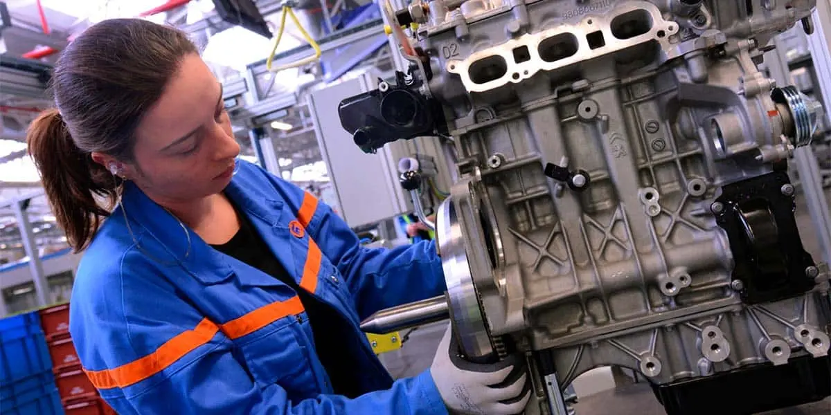 Foto del montaje de un motor di&eacute;sel de PSA