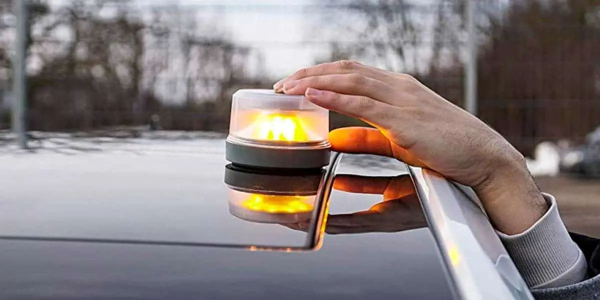 Foto de una luz de emergencia V-16 