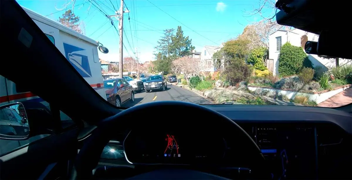 Foto de un Tesla Model S con el Autopilot y Full Self Driving activo
