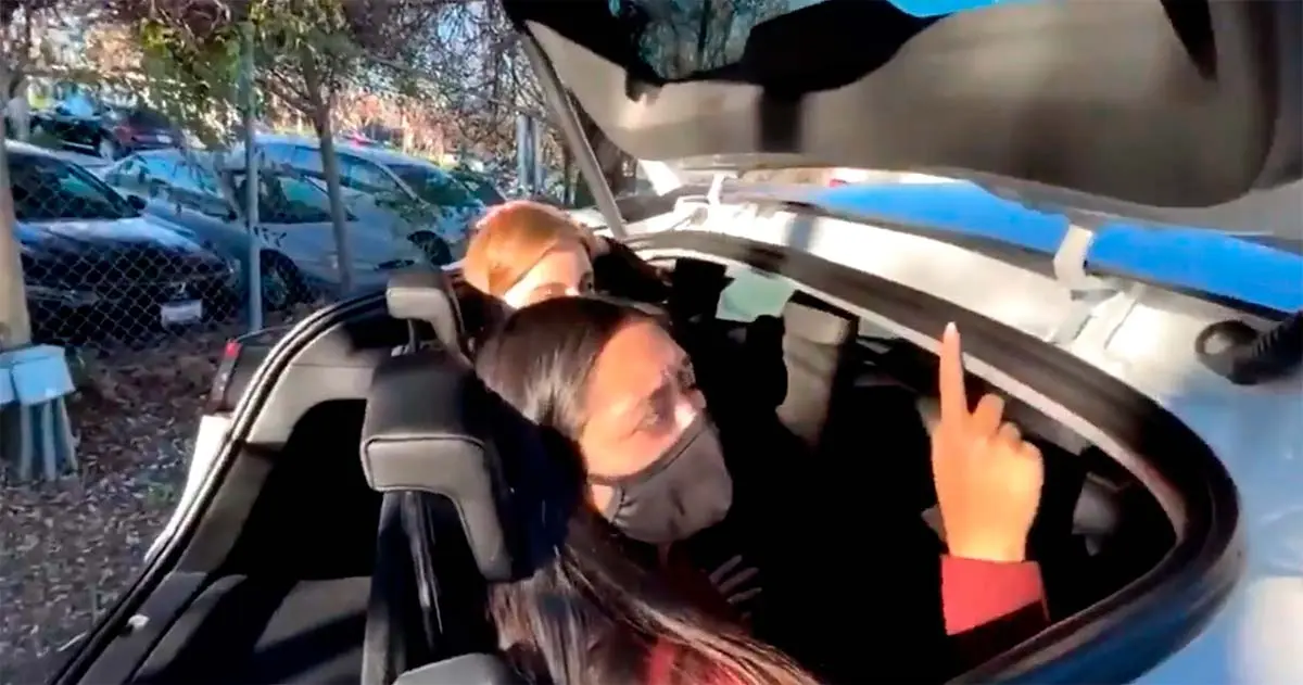 Demostraci&oacute;n de porque un adulto no deber&iacute;a de ir en las plazas traseras del Tesla Model Y