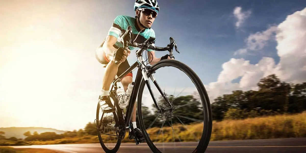 Foto de un ciclista en una carretera