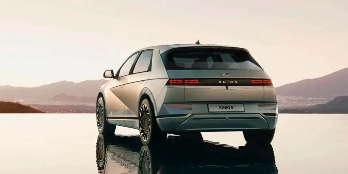Foto del IONIQ 5 vista desde atr&aacute;s