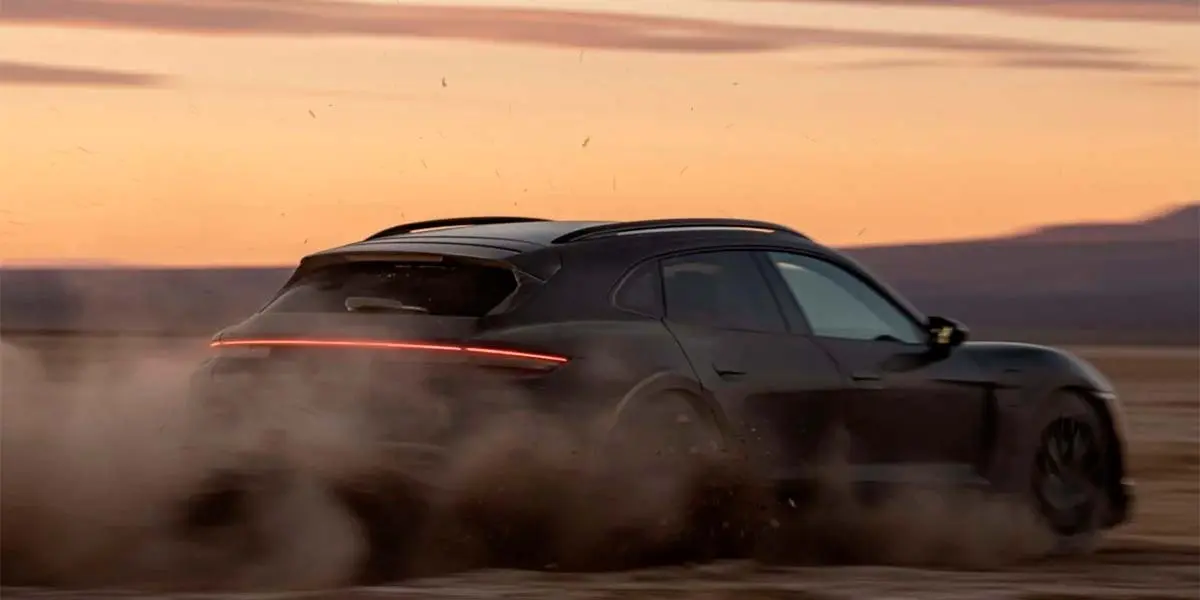 foto del Porsche Taycan Cross Turismo en terreno de tierra