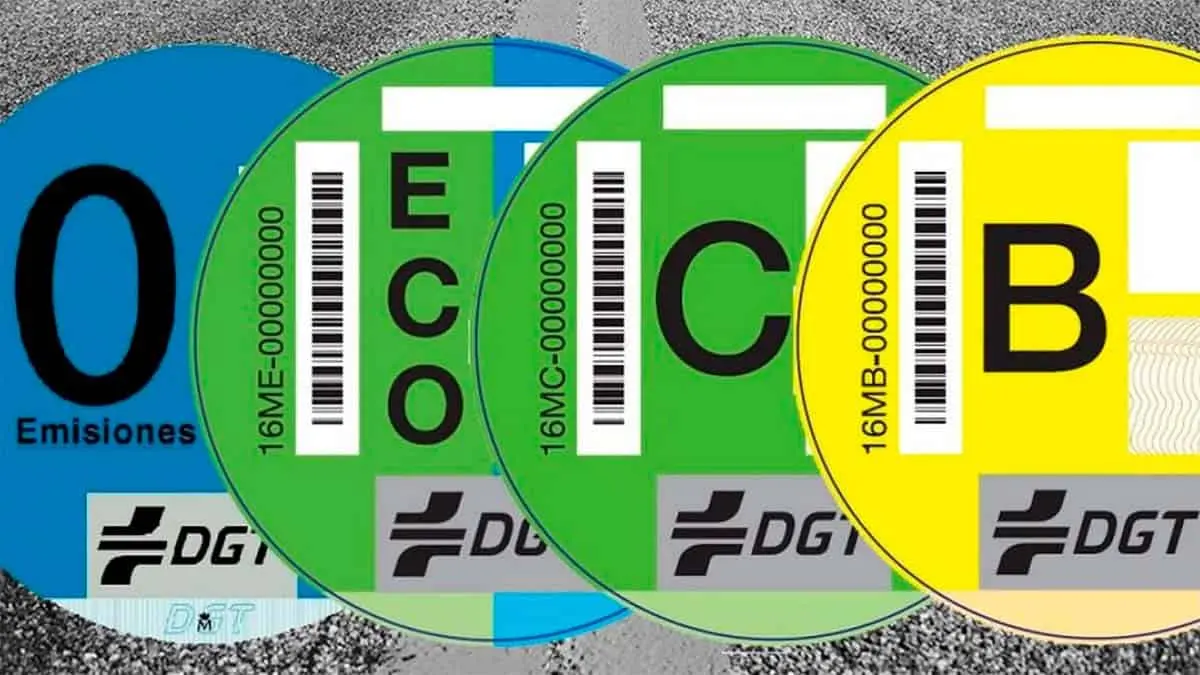 Foto de las diferentes etiquetas medioambientales de la DGT