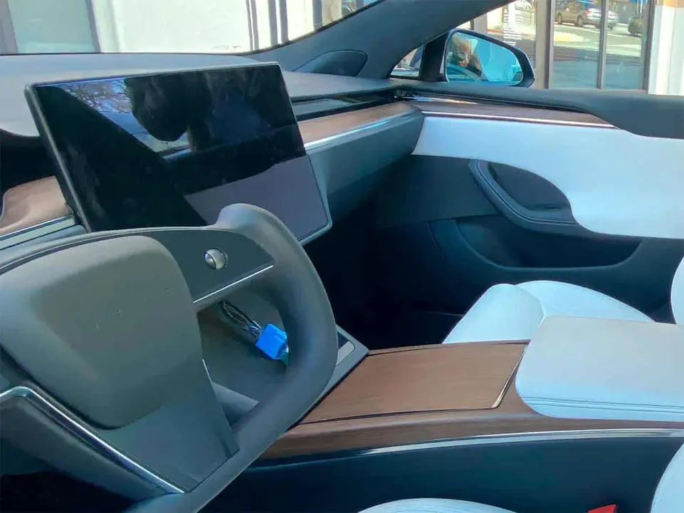 Foto real del nuevo volante con forma de Yoke del Tesla Model S