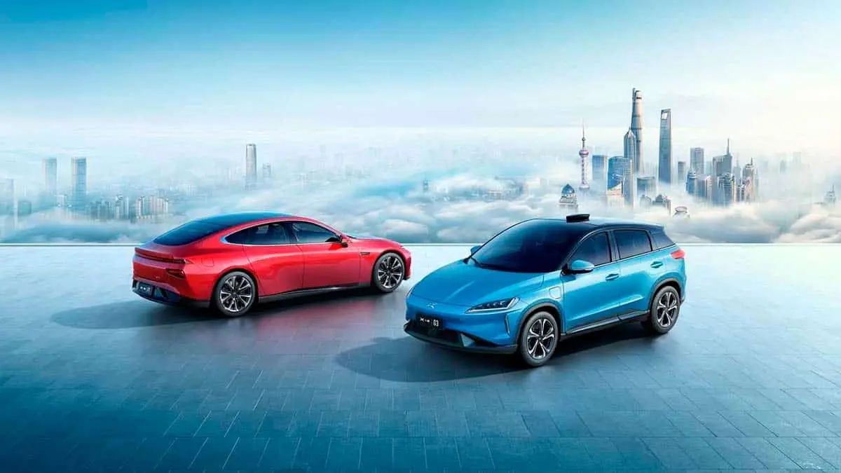 Foto del Xpeng P7 junto al Xpeng G3