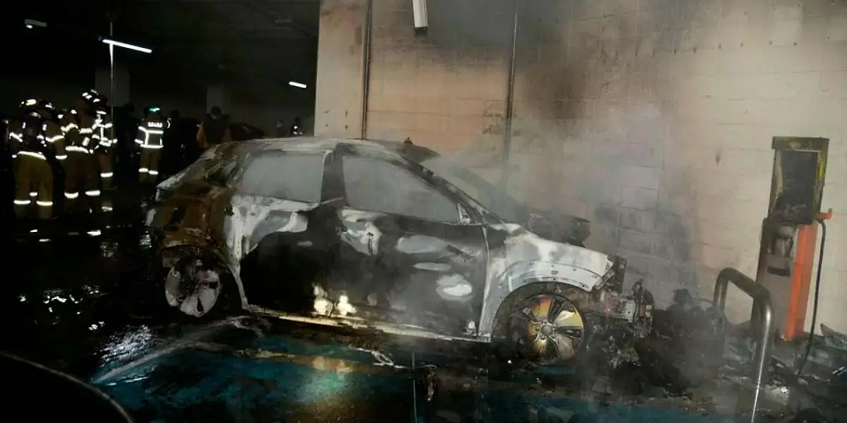 Foto de un Hyundai Kona Electrico quemado tras un incendio repentino