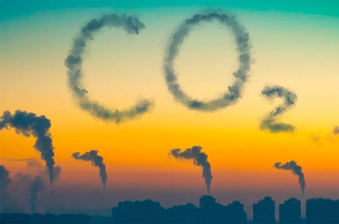 Foto de chimeneas expulsando CO2 (Di&oacute;xido de carbono)